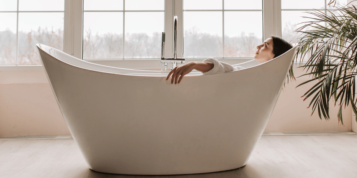 Femme qui prend un bain chaud