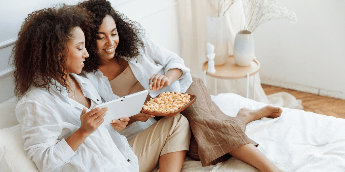 Femmes qui mangent du pop corn avant de dormir