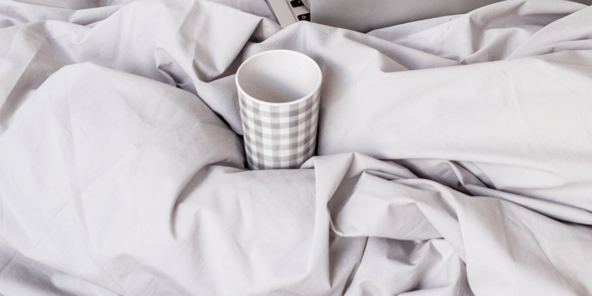 Mug au milieu d'un lit